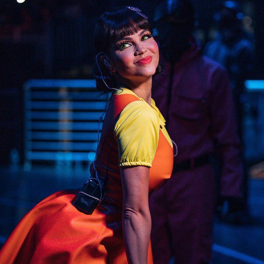 La cantante se disfrazó por completo de la muñeca viral y compartió las imágenes. 