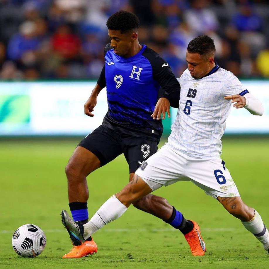 Antony ‘Choco’ Lozano es marcado por el salvadoreño Narciso Orellana.