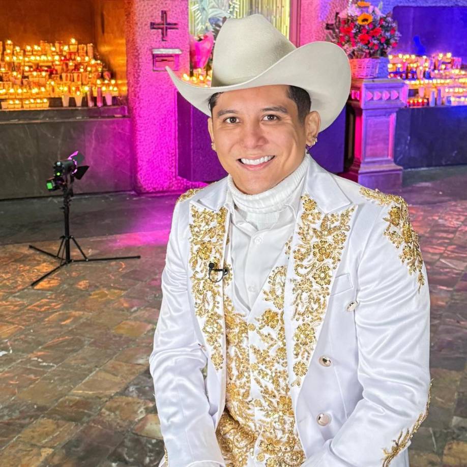 El cantante Edwin Luna, vocalista de La Trakalosa de Monterrey, le dedicó en solitario el tema “Me voy a arrodillar” a la Virgen de Guadalupe. Luna fue con un conjunto blanco con detalles dorados, siendo saco, chaleco, camisa y una playera de cuello alto.