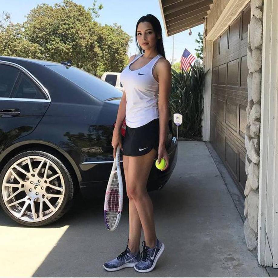 Otro de sus deportes favoritos es el tenis, el cual juega en España en su tiempo libre.