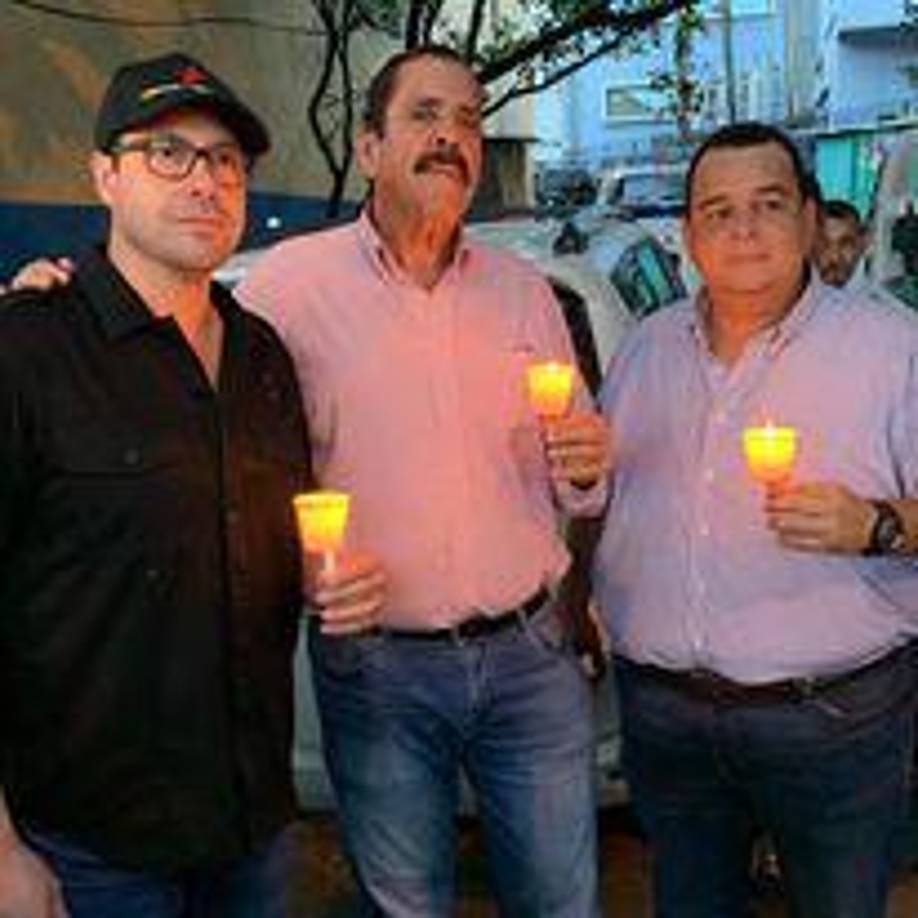 En diciembre de 2019, Carlón presentó una querella contra el fallecido periodista David Romero por supuestas injurias y calumnias, luego de que Romero lo acusara públicamente a través de Radio Globo de pertenecer a una estructura criminal y estar vinculado al narcotráfico.