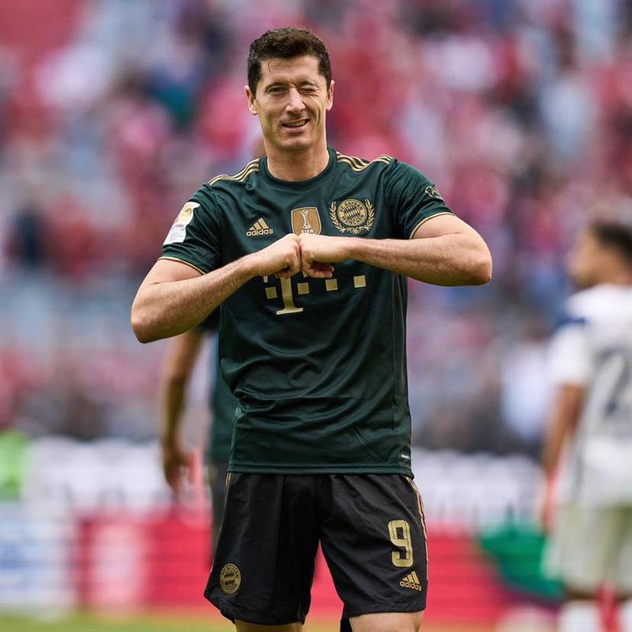 Bombazo. Robert Lewandowski tiene decidido salir del Bayern Múnich y fichar por el FC Barcelona pese a la negativa del cuadro alemán. El portal ‘Mundo Deportivo’ publica que Lewandowski podría acogerse al artículo 17 de los Estatutos FIFA para rescindir su contrato unilateralmente con el Bayern de Munich, con el que acaba contrato en 2023.