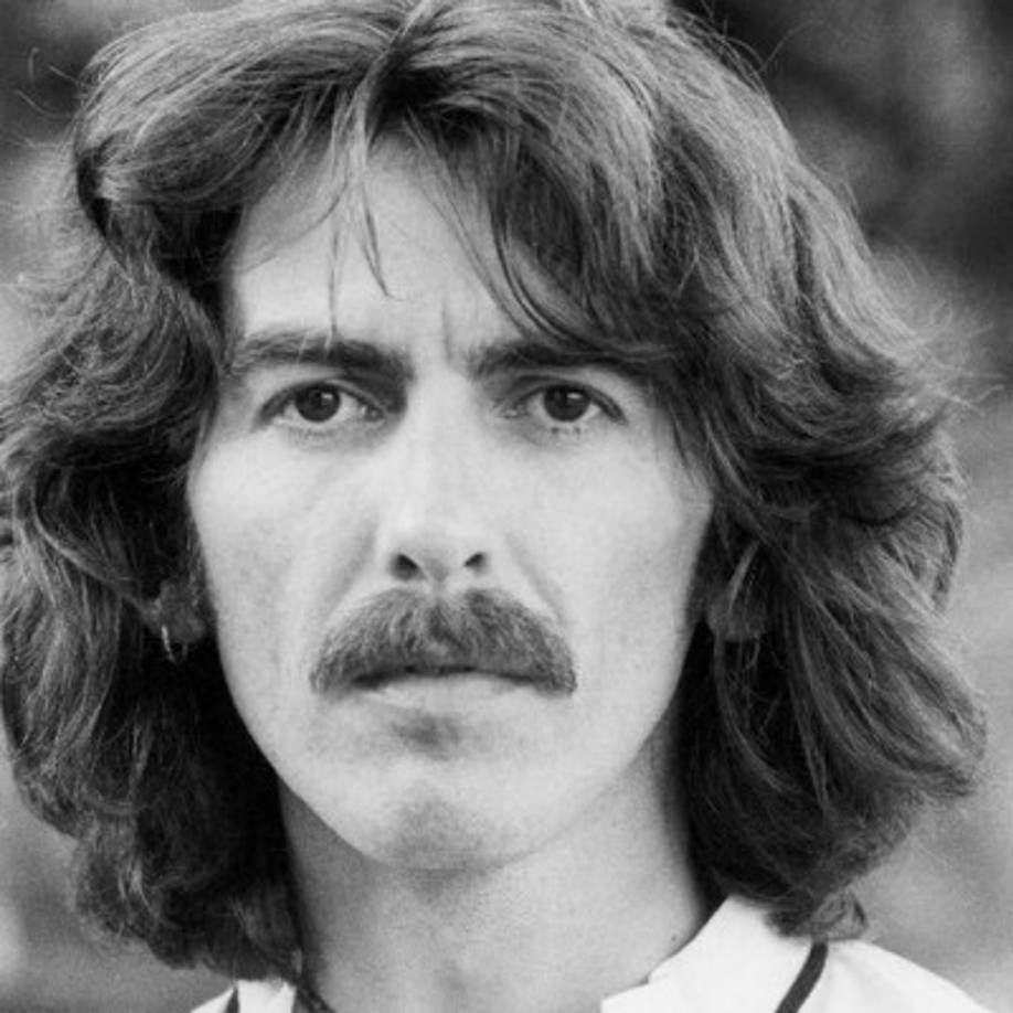 George Harrison<br/>El famoso guitarrista de 'The Beatles' enfrentó una batalla contra el cáncer y murió en noviembre de 2001.