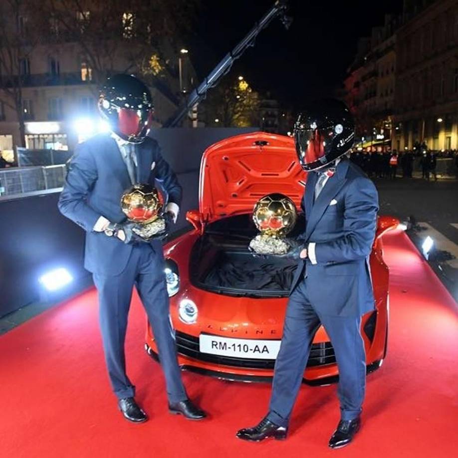 Los ‘marcianos’ que transportaron los Balones de Oro en un vehículo de lujo al Théâtre du Châtelet de París.