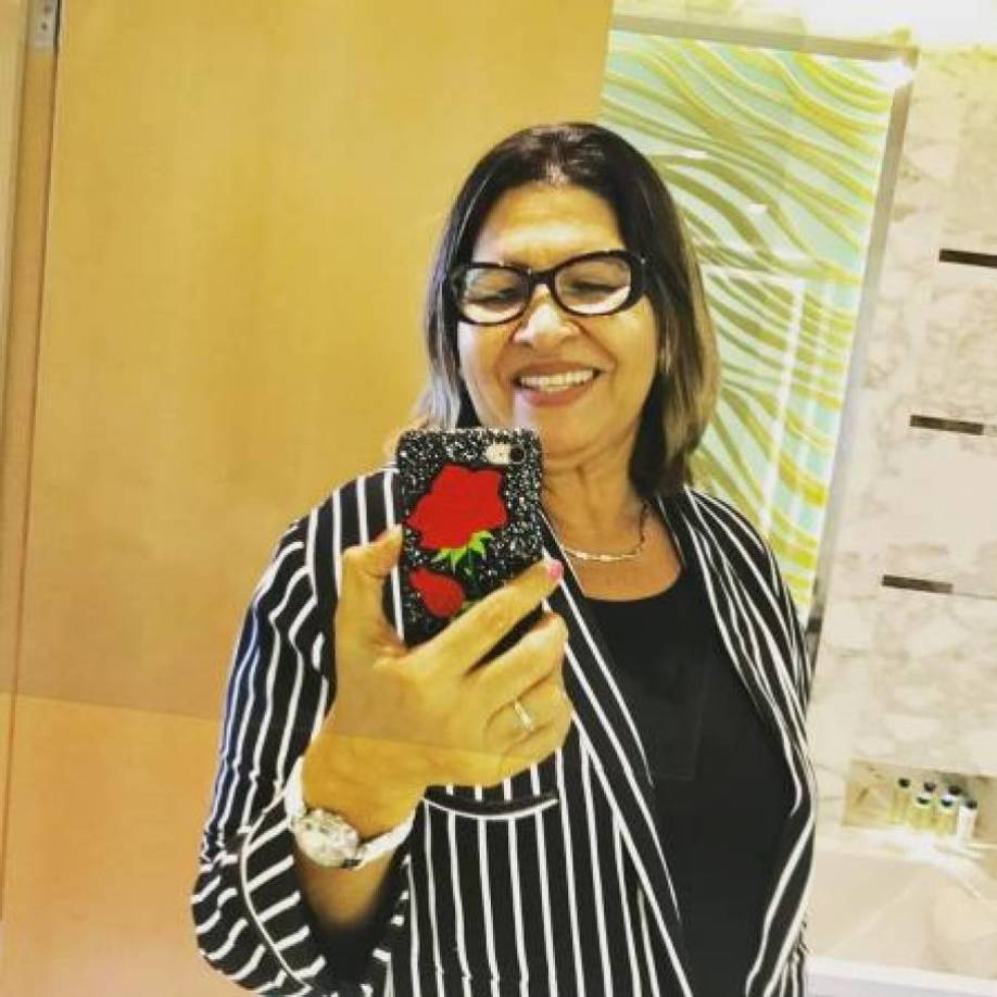 Una de ellas fue Lucía Alves, madre del futbolista, no ha querido perder la oportunidad de felicitarlo. 