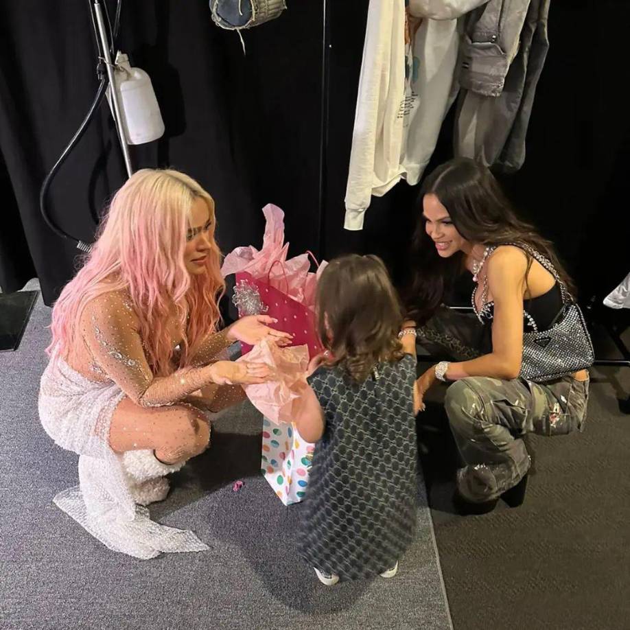 Natti decidió acompañar a Karol en su concierto en el <b>Hard Rock Stadium en Miami, Estados Unidos</b>, donde previo al show estuvieron en camerinos y compartieron una tierna fotografía en la que se mostraron muy contentas con la pequeña Vida Isabelle, hija de Natti Natasha.