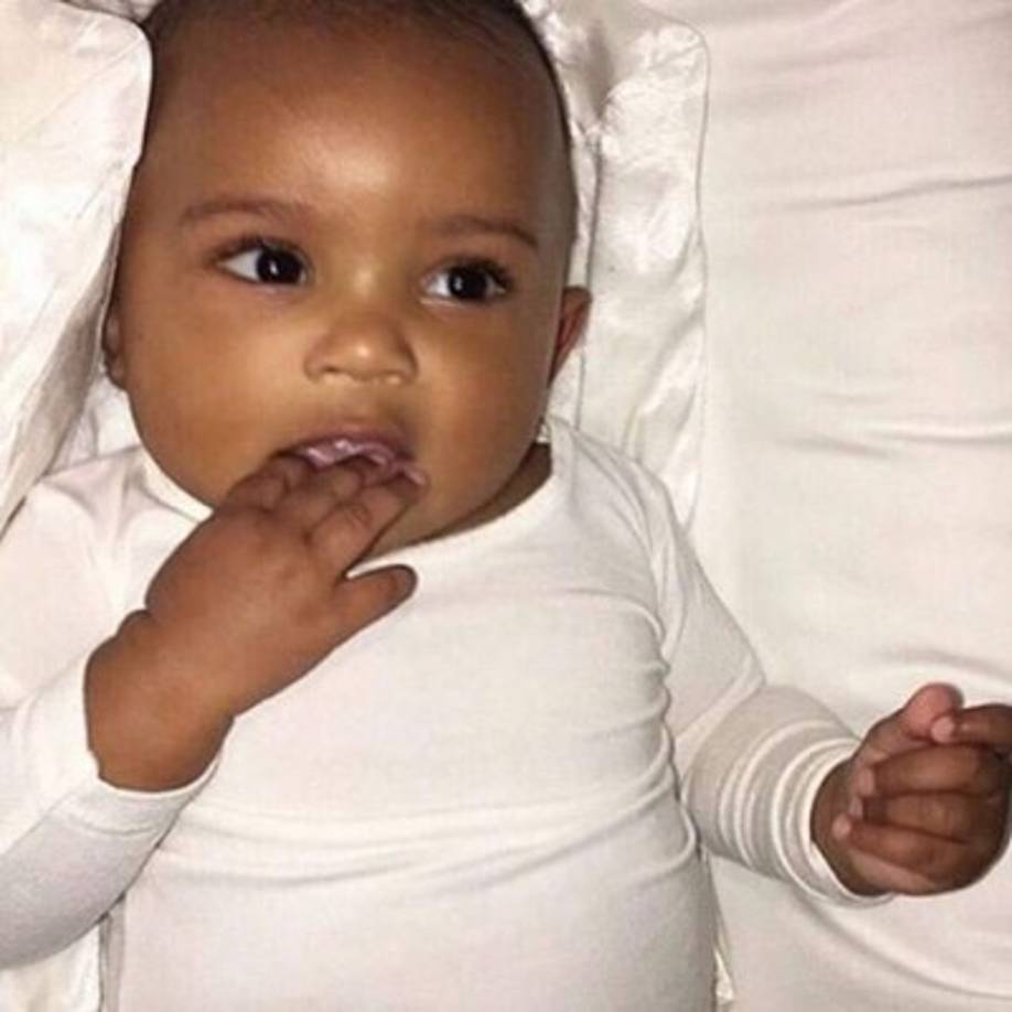 “¡No puedo creer que hoy sea el primer cumpleaños de Saint! Una de las cosas que la gente puede no saber de mí es que estoy obsesionada con los bebés LOL.