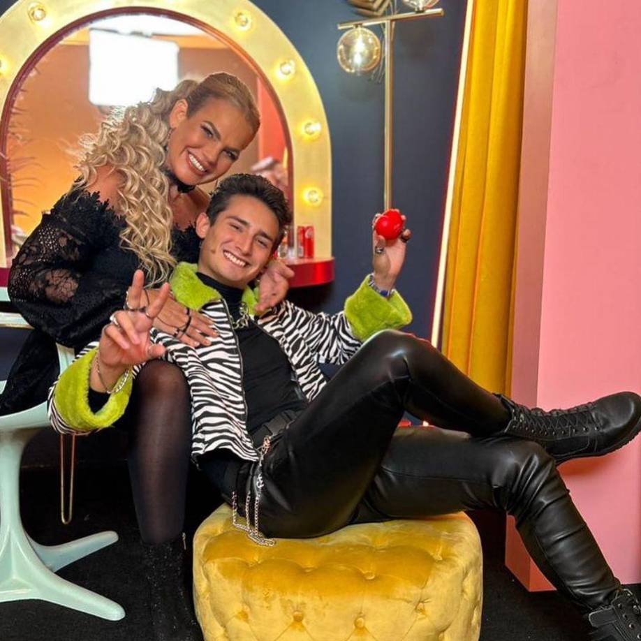 “Antes lo veía muy triste en la casa y no me gustaba, pero no me podía meter. Ahora, qué bueno que está probando. Lo dije siempre, un joven de 20 años se va a enamorar y va a tener frentazos como todos los hemos vivido”. Se le cuestionó si su comentario era una indirecta para Karol Sevilla: “Sí, claro, por supuesto, por quién más”, dijo el famoso productor.