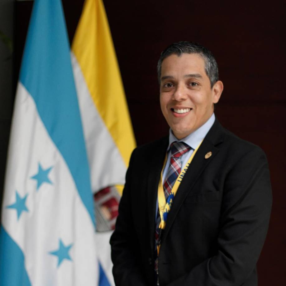 Y es que el joven rector de la Unah sigue llamando la atención entre los estudiantes universitarios por su liderazgo, y toma de decisiones del alma máter, ya que en 2023 se convirtió en el rector de la Unah.