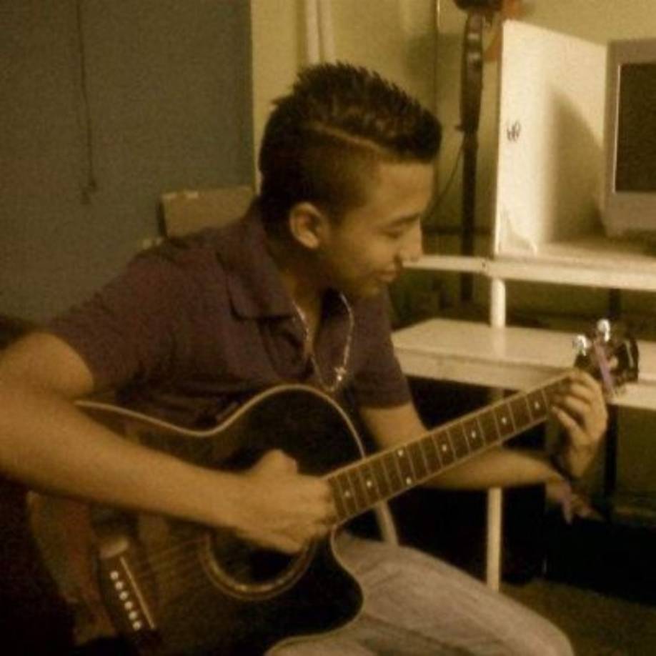 Además de cantar el joven tocaba varios instrumentos. Llevaba en la sangre la pasión por la música.