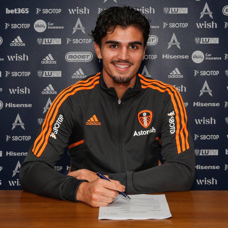 El defensor neerlandés Pascal Struijk del Leeds United renovó hasta el 2027 con el cuadro inglés.