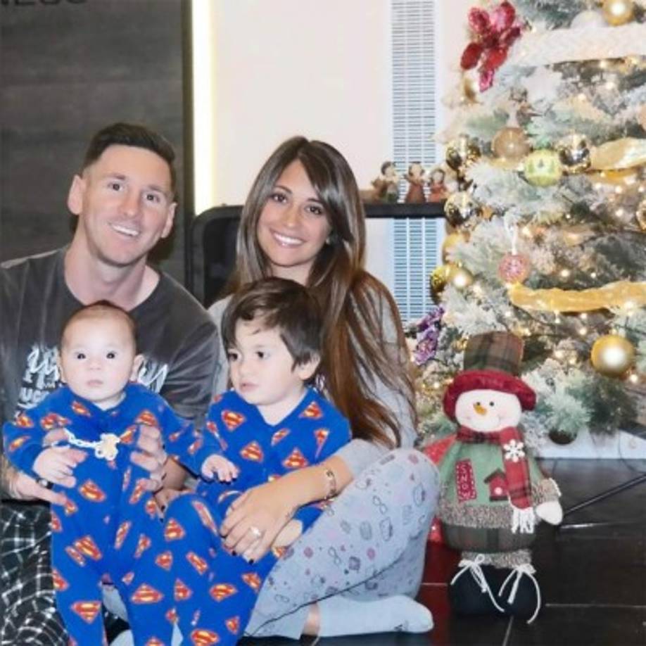 Palpitando la Navidad en familia, los hijos de messi vestidos con un traje de Superman y la feliz pareja en pijama, todos con un look de entrecasa (11 de Diciembre de 2015).