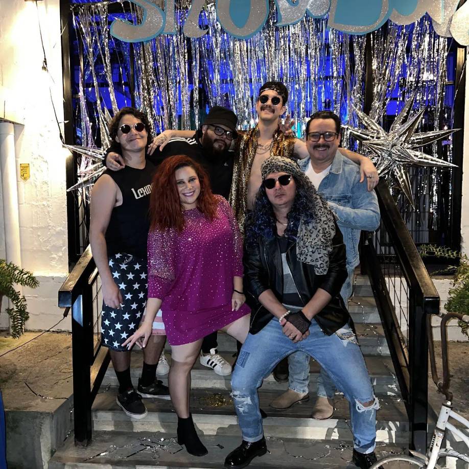 ELLA ROCKWELL. El Club Hondureño Árabe le invita a disfrutar de los éxitos de Abba con Ella Rockwell y su Banda. El evento es el 17 de mayo a las 7:00 pm. Se dará premio al mejor “outfit” de los 70 u 80.