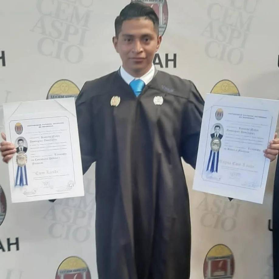 Rosendo Domínguez agradeció a su familia por el apoyo brindado durante su etapa como estudiante en la máxima casa de estudios. 