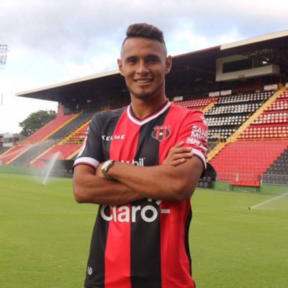 Alexander López: El mediocampista hondureño ha sido presentado como nuevo jugador del Alajuelense de Costa Rica, llega procedente del Olimpia. Con ello son 3 los catracos en el equipo manudo; antes ficharon a Rojas y Garrido.