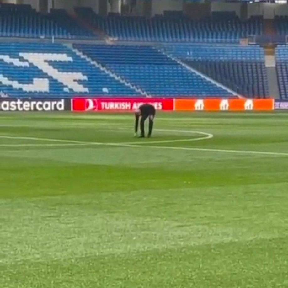 Pep Guardiola llegó temprano al Santiago Bernabéu y lo primero que hizo en la casa del Real Madrid fue revisar el césped del estadio.