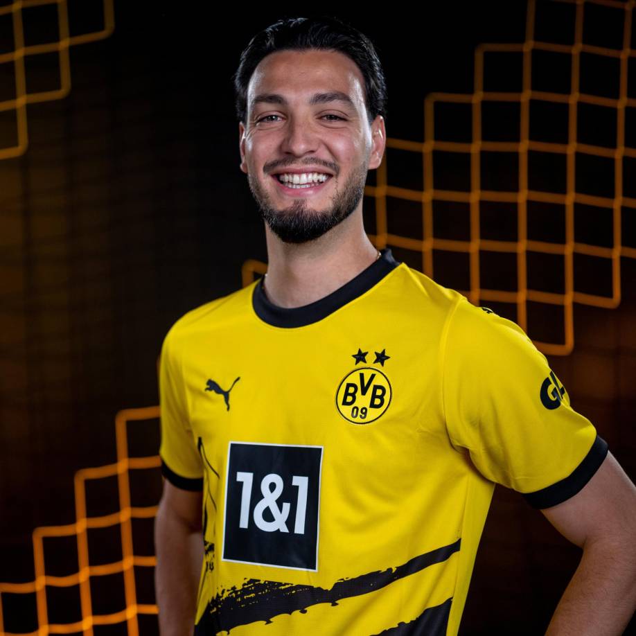 El Borussia Dortmund ha fichado al lateral izquierdo argelino Ramy Bansebaini, llega procedente del Borussia Mönchengladbach. Firma hasta junio de 2027.