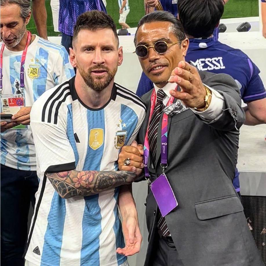 Sin embargo, Salt Bae logró inmortalizar el momento con esta imagen junto a Lionel Messi. “Tu eres el hombre”, fue la frase que le dedicó el chef al argentino en Instagram.