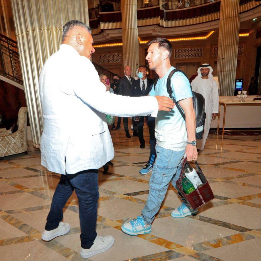 A esa consulta respondió un utilero, que explicó que había una razón familiar para tener al muñeco allí. “Me dice Juan Cruz, el utilero: ‘Jefe, ese muñeco trae suerte, a mi hijo le dicen Chucky’”, explicó. Como estaban dentro de la burbuja sanitaria porque era el protocolo sanitario de la Copa América, el utilero tomó la decisión de darle el muñeco para que lo tenga dentro de la concentración y Tapia se lo llevó con él.