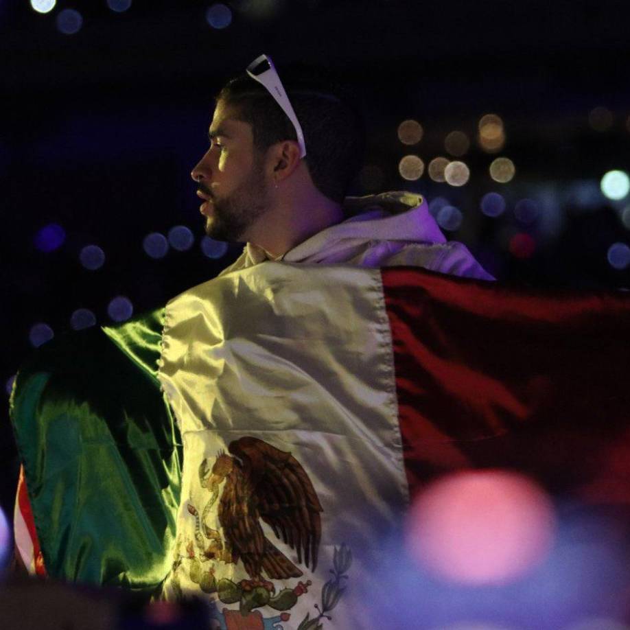 “Era una sorpresa para ella, mi hijo lo tenía preparado, porque ella siempre fue fan de Bad Bunny y por eso <b>en honor de mi hija vengo yo</b>, tengo 61 años”, le contó al entrevistador en un video para Facebook.