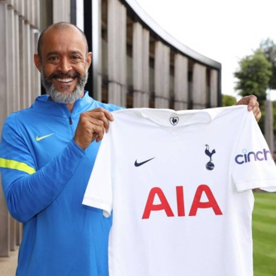 ¡OFICIAL! Nuno Espírito Santo se convierte en nuevo entrenador del Tottenham Hotspur para las próximas dos temporadas. Ha firmado hasta junio de 2023. Tras cuatro años en el Wolverhampton Wanderers, donde consiguió posicionar al club en la Premier y conseguir dos séptimos puestos de manera consecutiva, el técnico afronta nuevos retos con los Spurs en reemplazo de José Mourinho.<br/><br/>Foto - Twitter @SpursOfficial