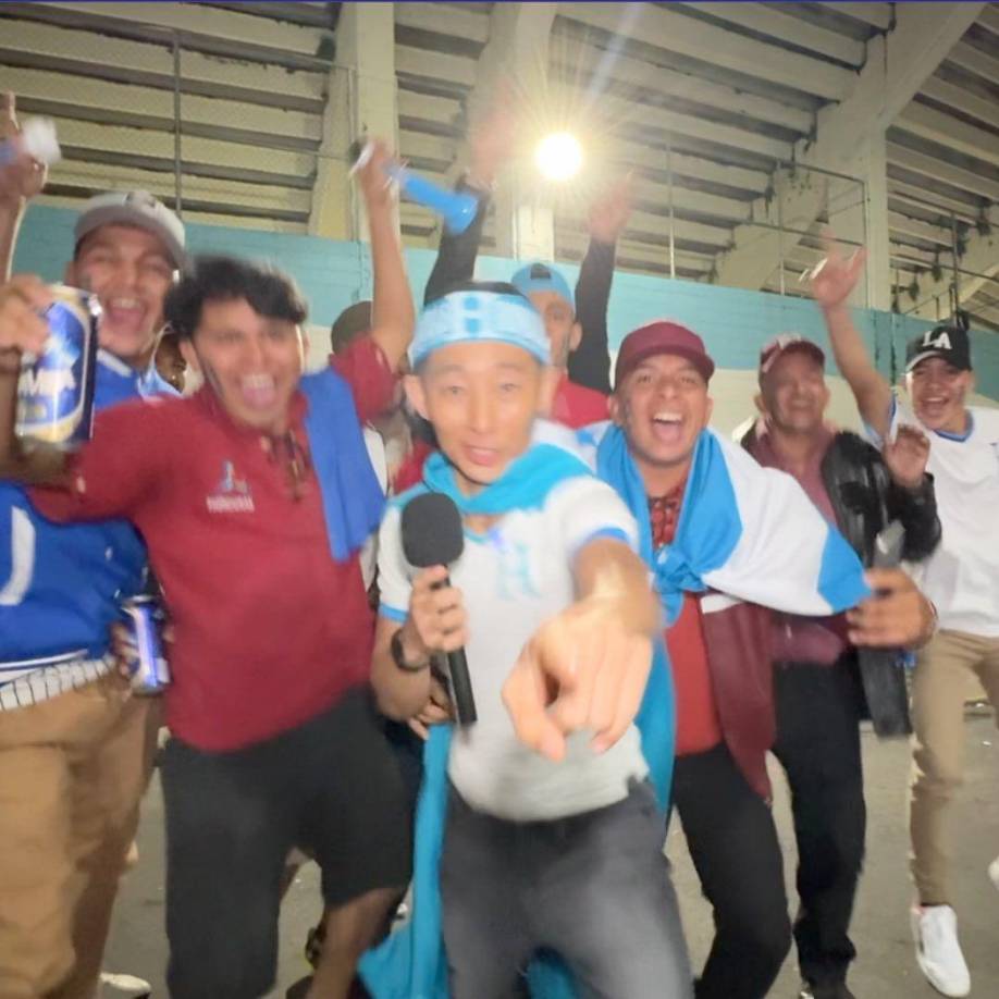 Con su camisa de la selección de Honduras, la Bandera Nacional a sus alrededores y el ingrediente final, la pasión por la Bicolor, Shin Fujiyama fue uno más entre los miles de hondureños que llegaron para ver el encuentro.