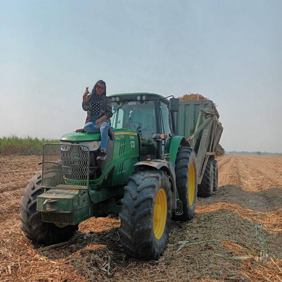 Por lo pronto Tania sigue trabajando para cuando llegue la oportunidad en el extranjero, tenga más experiencia como operadora de maquinaria agícola.
