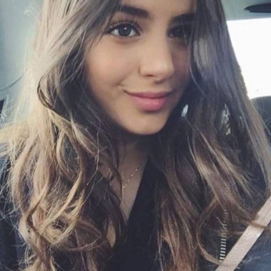 La hijastra de Cesc Fábregas, con 18 años recién cumplidos y un parecido notable a su madre, no ha dejado a nadie indiferente en las redes sociales