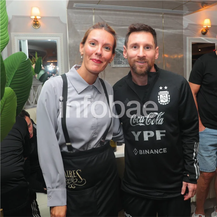 Personal del restaurante aprovechó a sacarse una foto con Messi, quien gentilmente saludó a todos los empleados del restaurante