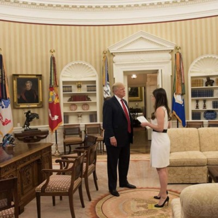 Sus desatinados comentarios se viralizaron rápidamente en los medios de comunicación y en redes sociales. La joven fue despedida al día siguiente de la desafortunada cena.