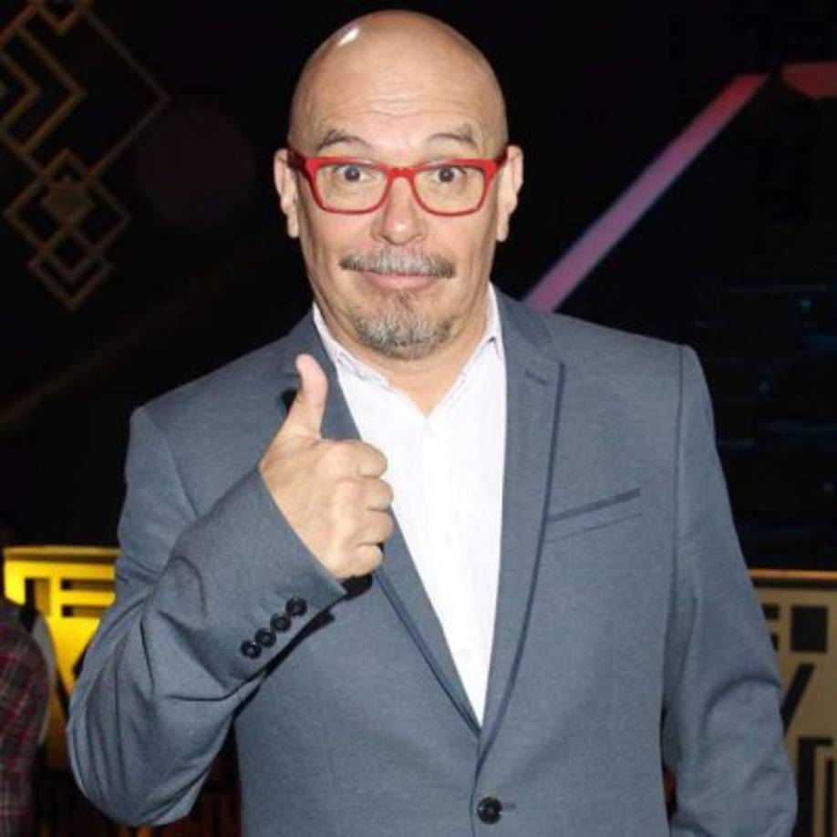 AHORA: En su cuenta de Twitter se describe como pintor y actor. Participa en el programa Miembros al Aire y director de Recuerda y Gana y Me Caigo de Risa.