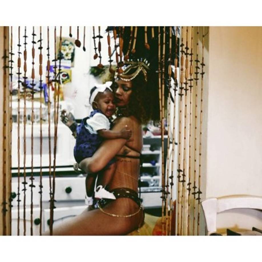 Rihanna antes de irse al carnaval compartió fotos de su sobrina.