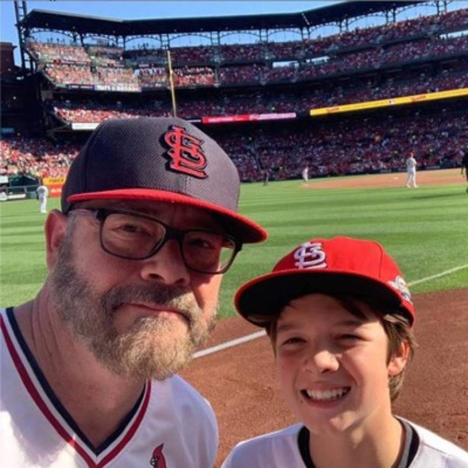 'Aprendí mucho acerca de cómo Dios me ama a través de las formas en que mi esposo me vio, me conoció y me cuidó. Seremos un desastre por un buen rato, pero estaremos bien. Lamentamos profundamente la inquebrantable esperanza de que este mundo no sea el fin y que volvamos a ver a nuestro Darrin', finalizó el emotivo mensaje.