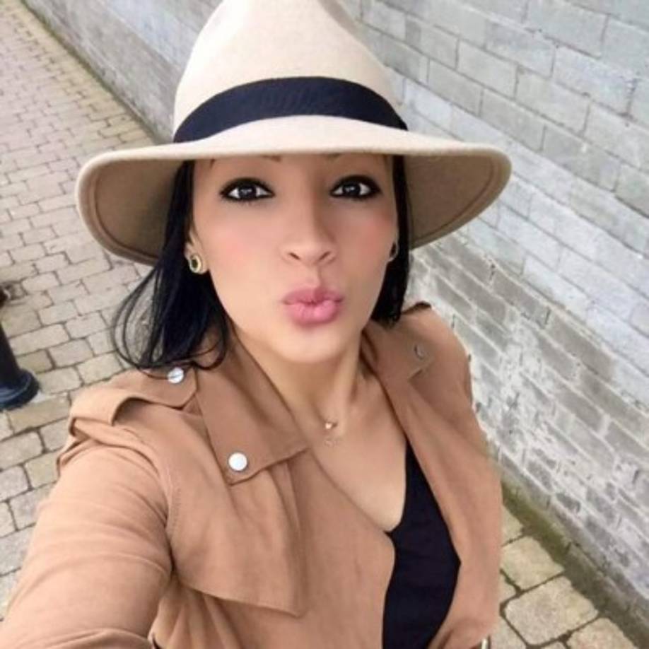 Virginia y su respectivo beso para el lateral catracho que juega en el Celtic.