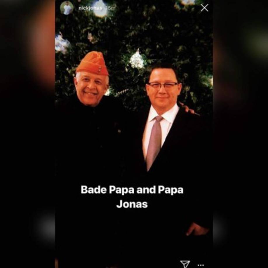 El padre de Nick, Paul Jonas (d), se acopló perfectamente en toda la fiesta.<br/><br/>