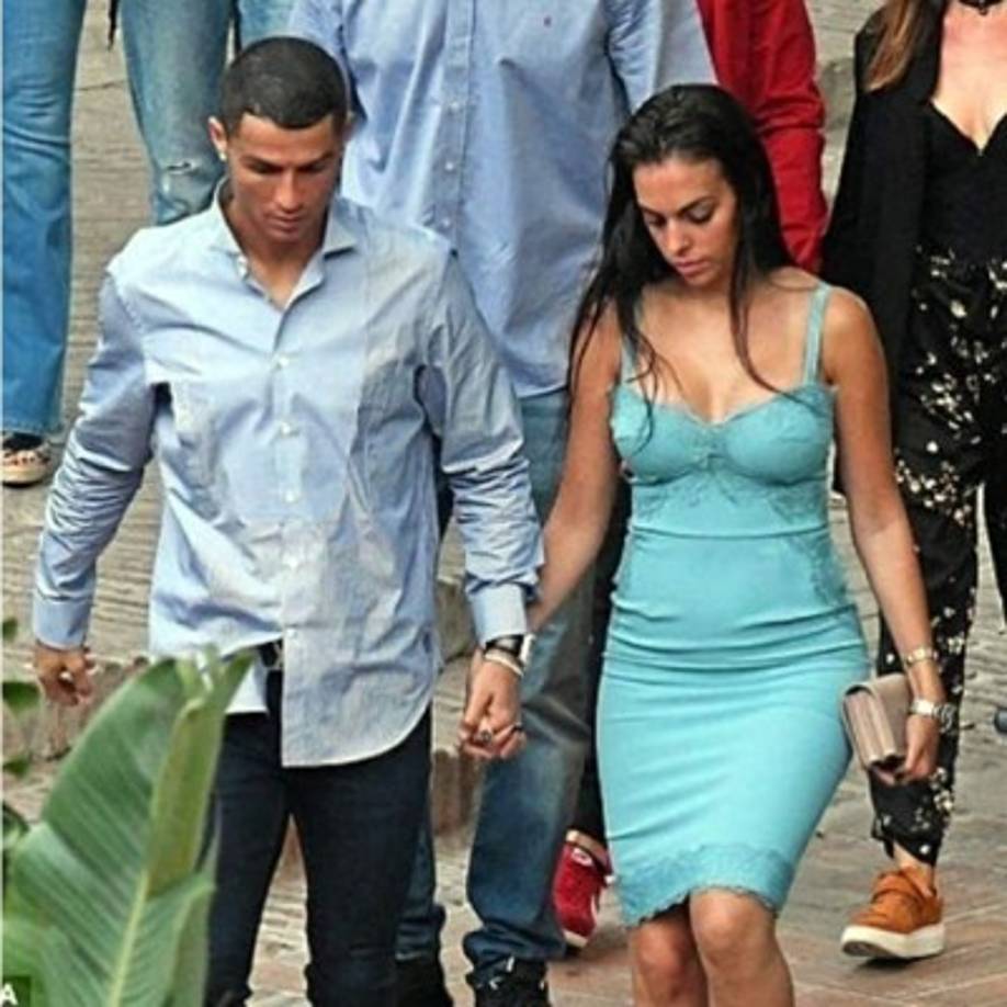 Cristiano Ronaldo y Georgina Rodríguez en las calles de Málaga. Foto de: Grosby Group