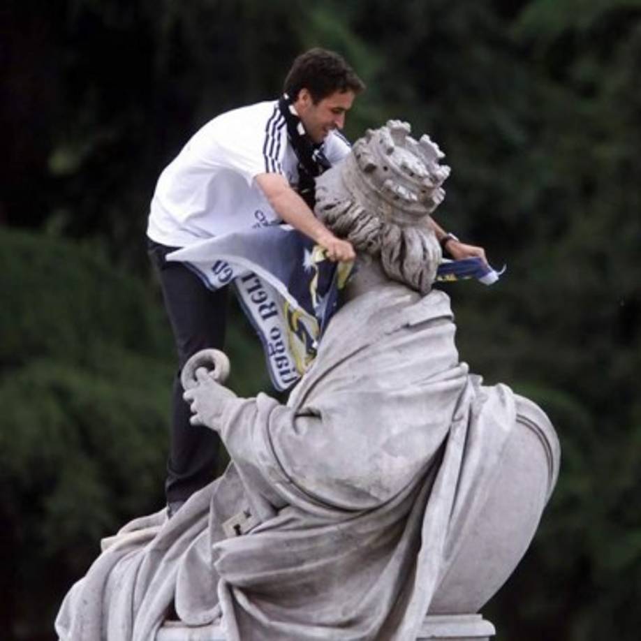 Raúl se convirtió en el amo de Cibeles. Ahí, celebró muchos títulos con el Real Madrid. Cibeles, lo extraña...