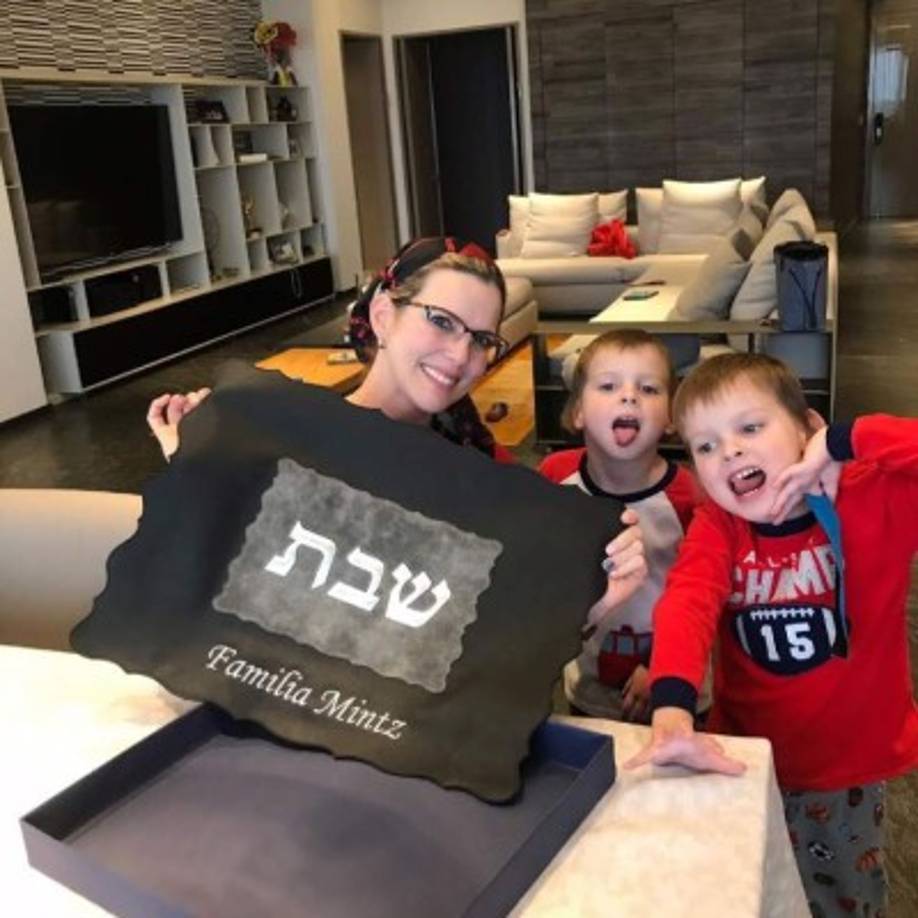 De manera autodidacta descubrió que esas enseñanzas 'no podían estar separadas de una religión' y se planteó que aquello que sentía debía pasar por el tamiz de algo mucho más grande, que la llevó a convertirse al judaísmo. Su experiencia la ha llevado a protagonizar conferencias y tutoriales en las redes en las que muestra una cara glamurosa de lo que considera el judaísmo ortodoxo moderno. 'Muchas religiosas ortodoxas tenemos esa imagen de que se te acaba la vida, con una peluca que parece un trapero, tristes o que no miran a la gente', censuró.