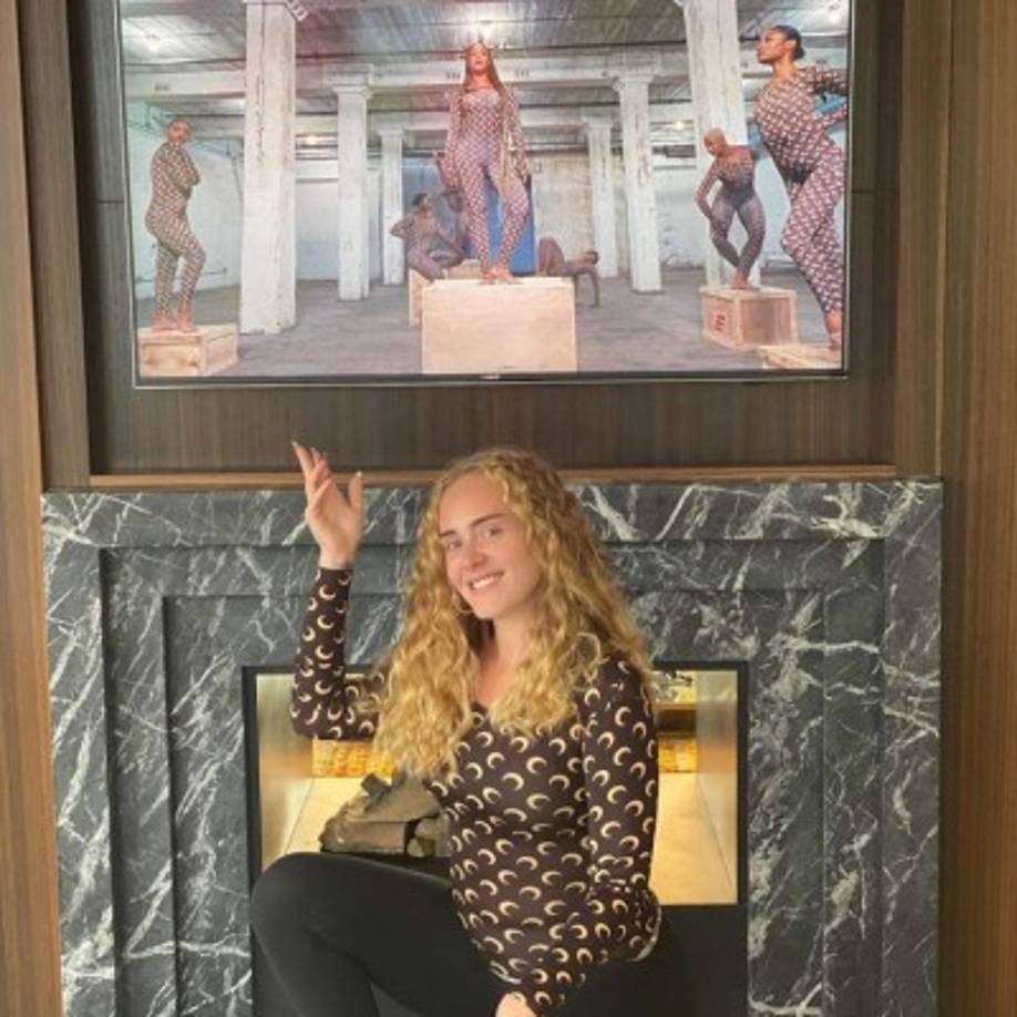 Después de su divorcio, Adele decidió mejorar su aspecto físico, rebajando unas 100 libras a base de ejercicios y la famosa dieta sirtfood. Esta dieta consiste en el consumo de mil calorías por día (consumo de alimentos que interaccionan con un grupo de proteínas llamado sirtuinas). La dieta no solo sirve para perder peso, sino que, al mismo tiempo, prometen estimular el rejuvenecimiento y la reparación celular.