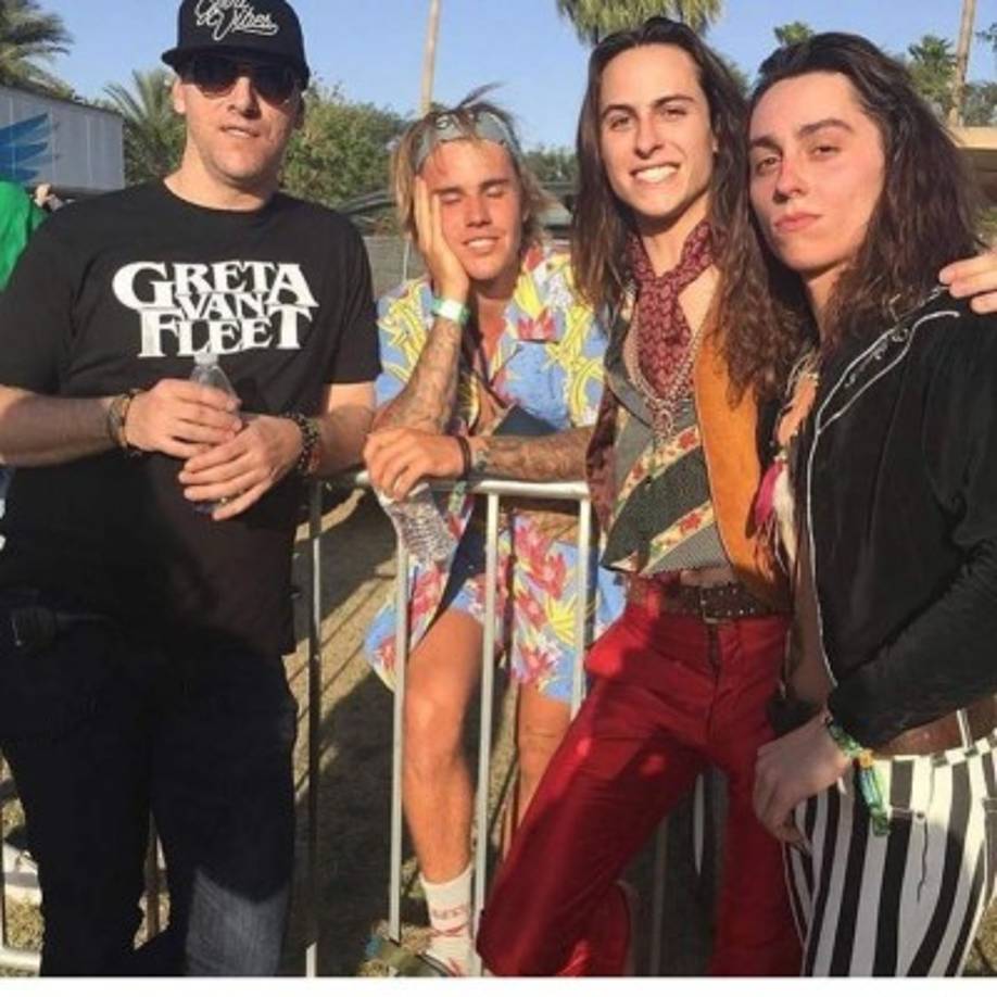 El cantante Justin Bieber anduvo muy colorido y risueño durante el festival.