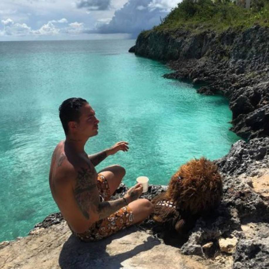 'Desde pequeño mi conexión con Dios siempre fue especial y ahora sigo siendo su mayor admirador, no soy santo ni pretendo ser el que habla de Dios, pero si su mayor fan. Mi nivel de conciencia sigue cambiando y creo que voy entendiendo que la música No es el fin es el Medio para motivar a quienes me siguen a soñar y ver que nada es imposible cuando te dejas llevar por la luz y trabajas por ello. No se rindan así como yo no me rindo de buscar tantas respuesta y sueños por lograr' dijo en Instagram.