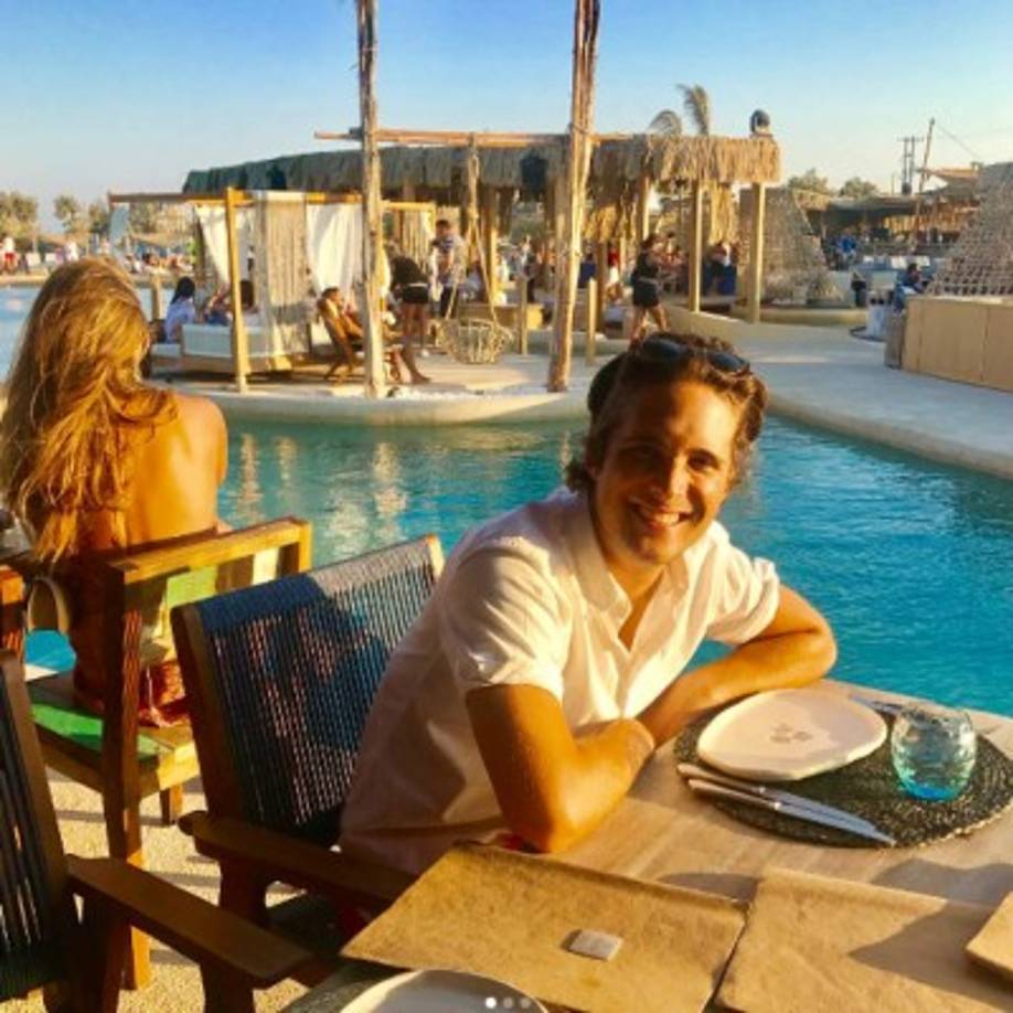'¡Absolutamente amo Mykonos! gracias a Santanna Mykonos y Dinomagis por cuidarnos', escribió en el actor en esta imagen en su cuenta de Instagram.