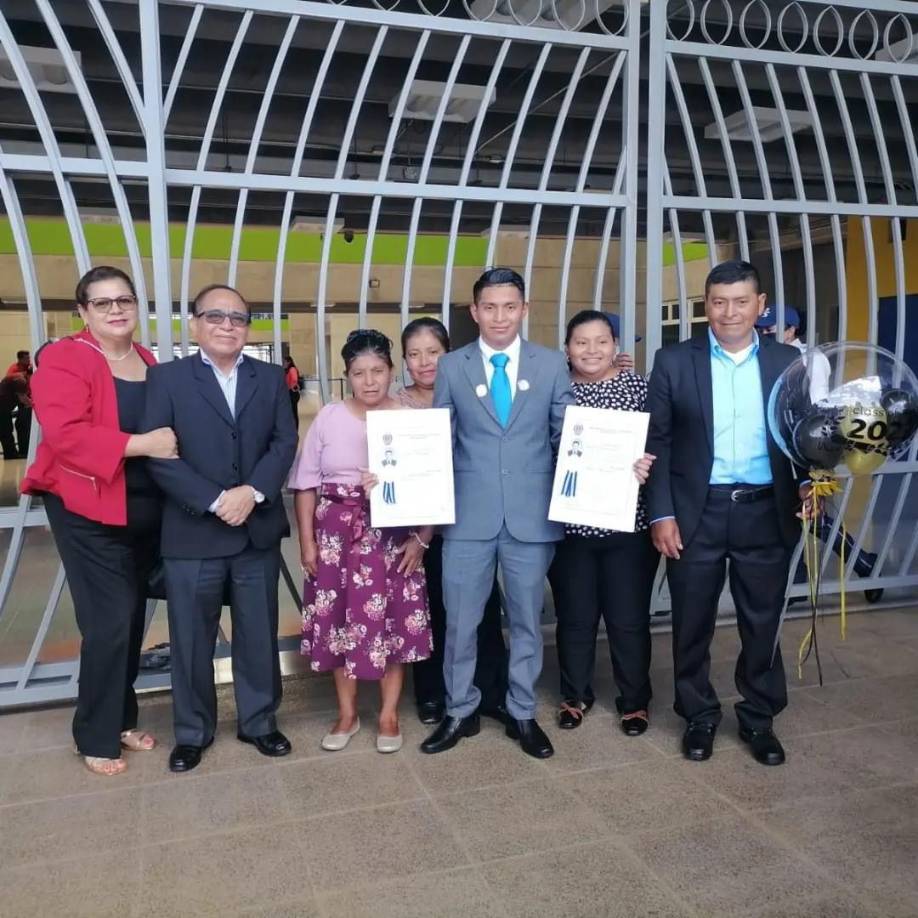 Antes, durante y después de la ceremonia de graduación, el joven fue acompañado por su familia, que muchos de ellos viajaron desde Intibucá hasta Tegucigalpa. 