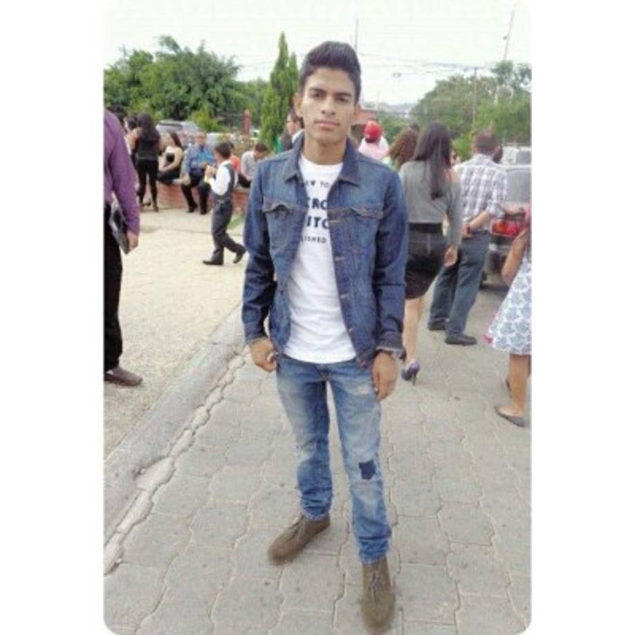 Cárcamo Burgos fue atacado a cuchilladas, recibiendo múltiples heridas en la zona abdominal, sufriendo daño en sus órganos vitales.