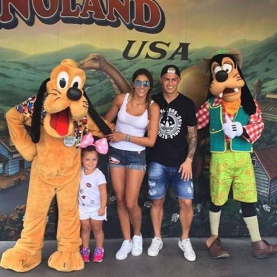 James Rodríguez con su familia junto a Pluto.