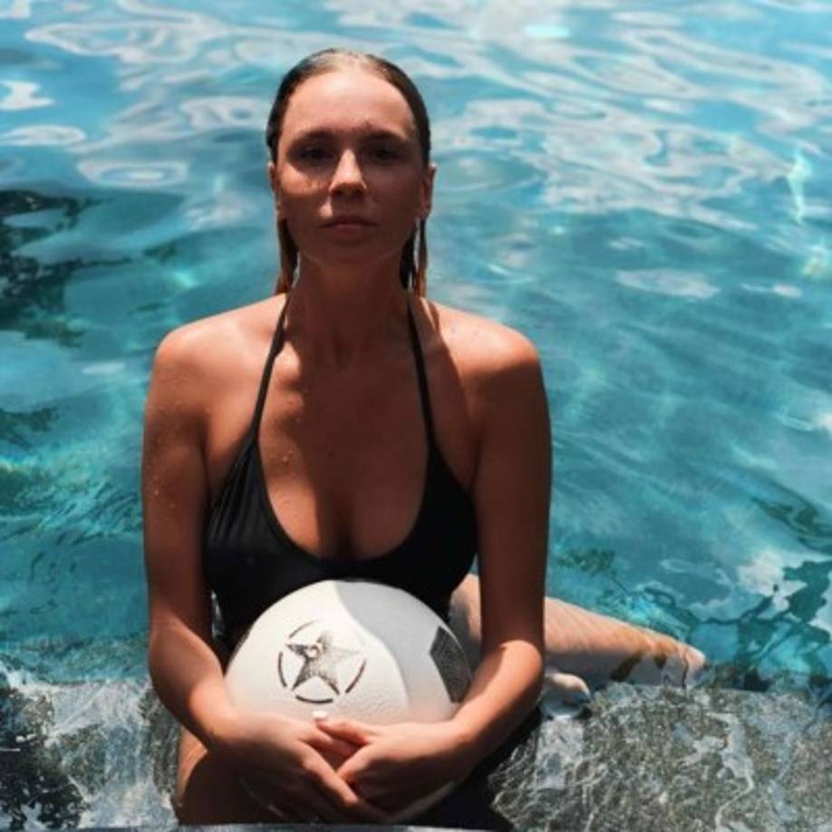 La modelo rusa Angelina Kachkurkina, nombre real de Angelina Rayskaya, ha demostrado ser una entusiasta del fútbol.