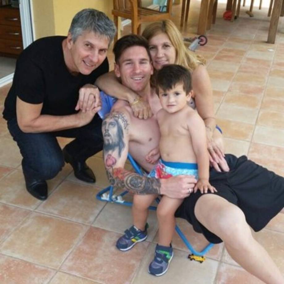 Messi junto a sus padres y su hijo Thiago.