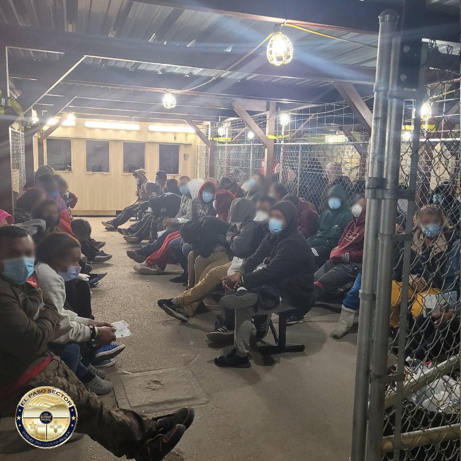 “El Paso nunca había experimentado algo como esta migración masiva. Los números son históricos”, dijo el teniente Chris Olivarez, del Departamento de Seguridad Pública de Texas.