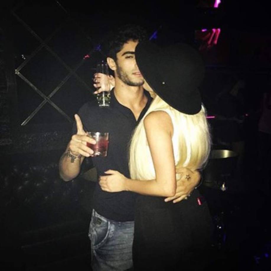 Alexa Dellanos presume a su nueva amor.