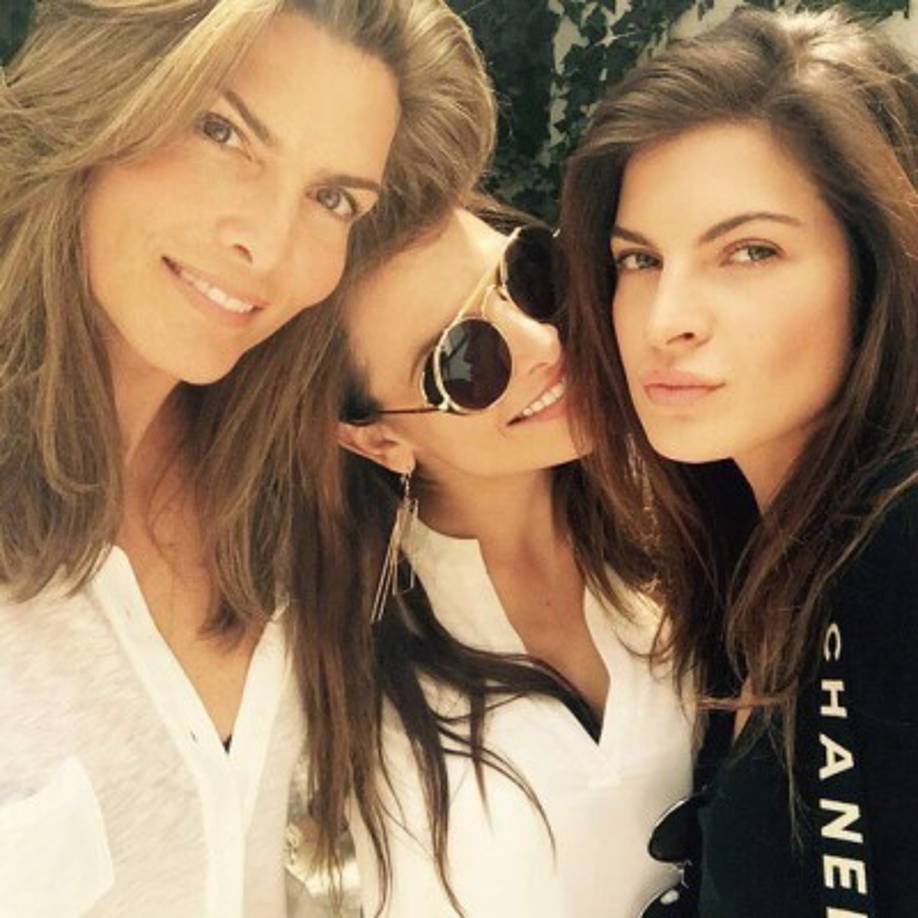 Montserrat Oliver, de 49 años con su novia la modelo Yaya Kosikova, 29.